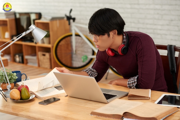 nguoi-di-lam-dang-can-nhac-hoc-he-tu-xa-co-tot-khong