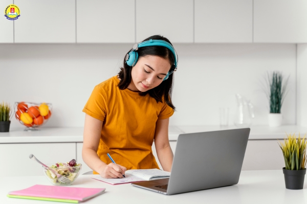 sinh-vien-dang-phan-van-co-nen-hoc-dai-hoc-he-tu-xa